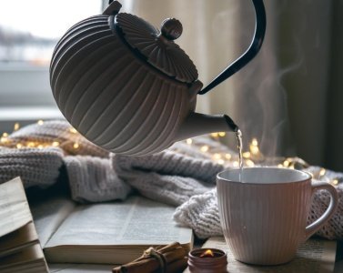 Чай в литературе: самые знаменитые книжные чаепития